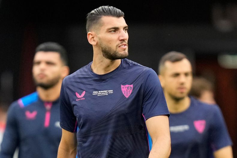 ARCHIVO - Foto del 30 de mayo del 2023, el jugador Rafa Mir del Sevilla arriba a un entrenamiento en la Arena Puskas en Budapest, Hungría. (AP Foto/Darko Bandic, Archivo)