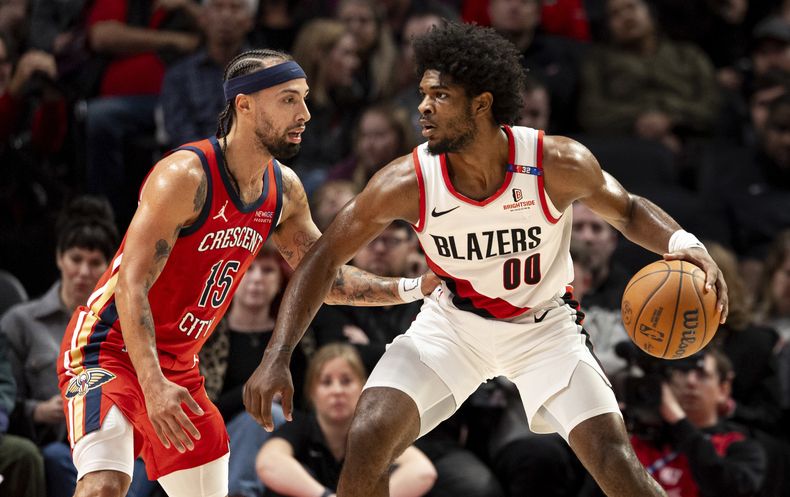 El base de los Pelicans de Nueva Orleans José Alvarado defiende al base de los Trail Blazers de Portland Scoot Henderson en el encuentro del domingo 27 de octubre del 2024. (AP Foto/Howard Lao)