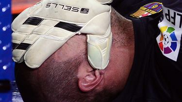 americateve | El portero del Barcelona V&iacute;ctor Vald&eacute;s tras sufrir una lesi&oacute;n en el juego con el Celta de Vigo el mi&eacute;rcoles 26 de marzo de 2014. (Foto de AP/Manu Fernandez)