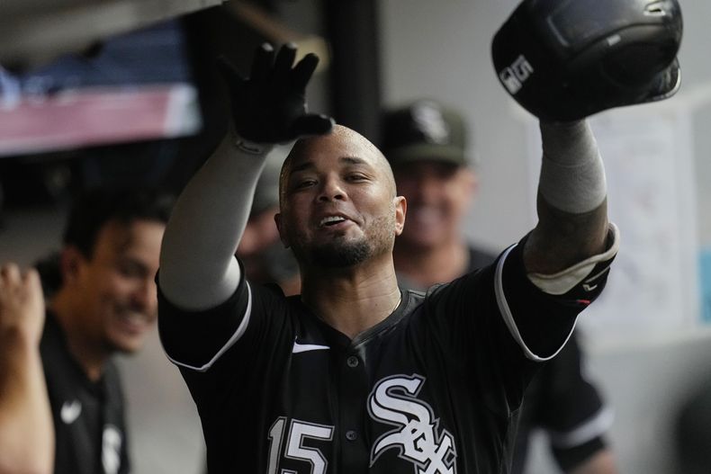 El puertorriqueño Martín Maldonado, de los Medias Blancas de Chicago, festeja su jonrón en el juego del miércoles 3 de julio de 2024, ante los Guardianes de Cleveland (AP foto/Sue Ogrocki)
