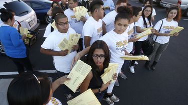 Sondeo: 63% latinos votan demócratas cámara baja
