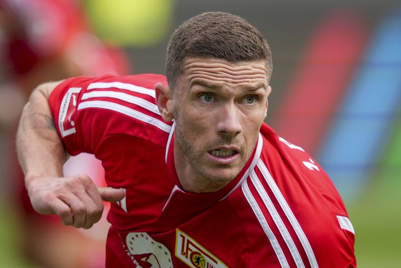 Robin Gosens del Unión de Berlín busca el balón en el encuentro ante el Darmstadt en la Bundesliga el sábado 26 de agosto del 2023. (AP Foto/Michael Probst)
