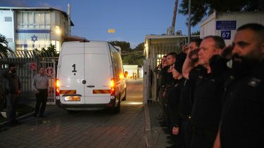 Un vehículo con los restos de una persona que, según Hamás, es un rehén fallecido, enviados antes en el día por los insurgentes a las autoridades israelíes, llega al Instituto Forense Abu Kabir en Tel Aviv, Israel, el 2 de diciembre de 2025. (AP Foto/Ohad Zwigenberg)