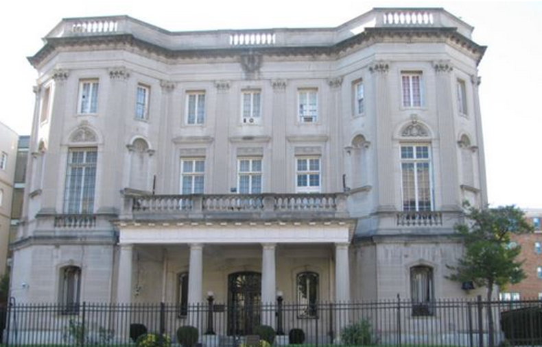 En una nota oficial, la oficina diplomática de La Habana en Washington D.C. informó que "se ve obligada a suspender los servicios consulares, hasta tanto se restablezcan los servicios bancarios"