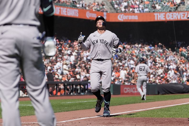 Aaron Judge, de los Yankees de Nueva York celebra después de batear jonrón de dos carreras que impulsó a Paul Goldschmidt durante la sexta entrada del juego de béisbol de Grandes Ligas contra los Gigantes de San Francisco, el viernes 27 de marzo de 2026, en San Francisco. (AP Foto/Jeff Chiu)