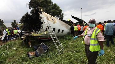 americateve | Trabajadores de rescate examinan los restos de un avi&oacute;n de pasajeros que se estrell&oacute; poco despu&eacute;s de despegar del aeropuerto de Lagos, en Nigeria, el jueves 3 de octubre del 2013, percance en el que murieron 13 personas. (Foto AP/Sund