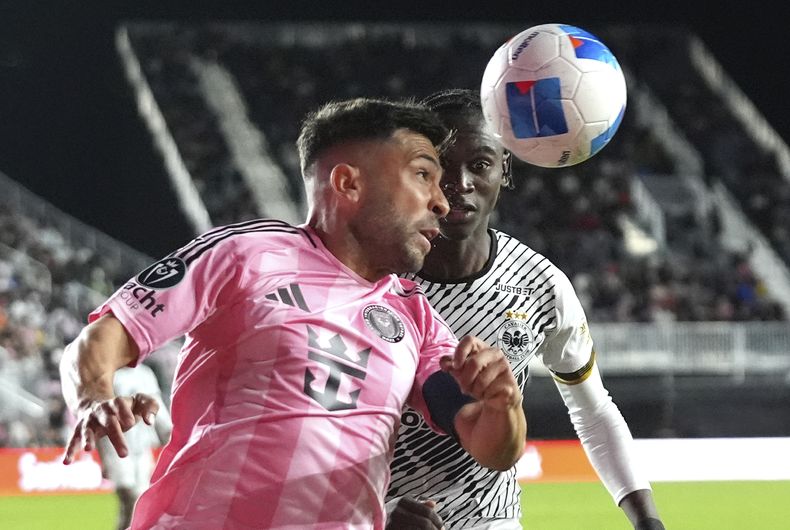 El defensa del Inter Miami Jordi Alba da un cabezazo al balón superando al mediocampista del Cavalier Jalmaro Calvin en el encuentro de la Liga de Campeones de la CONCACAF el jueves 6 de marzo del 2025. (AP Foto/Lynne Sladky)