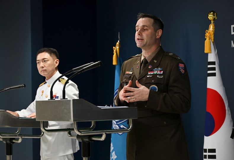 Jang Do-young, a la izquierda, director de asuntos públicos del Estado Mayor Conjunto de Corea del Sur, y el coronel Ryan Donald, director de asuntos públicos del Comando de Naciones Unidas, el Comando de Fuerzas Combinados y las fuerzas de Estados Unidos en Corea, ofrecen una conferencia de prensa sobre las maniobras Ulchi Escudo de Libertad 2026, en el Ministerio de Defensa en Seúl, Corea del Sur, el lunes 10 de agosto de 2026. (Song Kyung-Seok/Pool Foto via AP)