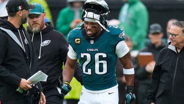 El corredor de los Eagles de Filadelfia Saquon Barkley reacciona al salir de campo con una lesión en el encuentro ante los Rams de Los Ángeles el domingo 4 de octubre del 2026. (AP Foto/Chris Szagola)