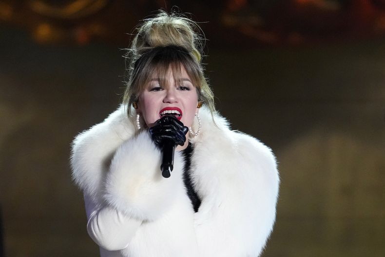 ARCHIVO - Kelly Clarkson durante una presentación en la ceremonia de iluminación del árbol de navidad del Rockefeller Center en Nueva York el 29 de noviembre de 2023. Clarkson está nominada al Grammy a mejor álbum pop vocal por Chemistry. (Foto Charles Sykes/Invision/AP, archivo)