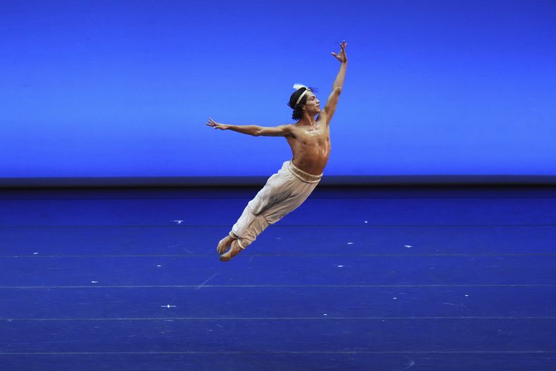 Esteban Hernández durante su presentación en la gala de danza Despertares en el Auditorio Nacional de la Ciudad de México, el sábado 30 de agosto de 2025. (Foto AP/Eduardo Verdugo)