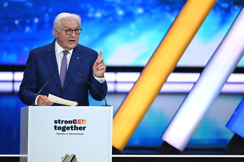 El presidente de Alemania, Frank-Walter Steinmeier, habla en la Asamblea General extraordinario de la DOSB para seleccionar la candidatura olímpica de Alemania para 2036, 2040 o 2044 en Baden-Baden, Alemania, el 26 de septiembre de 2026. (Marijan Murat/dpa vía AP)