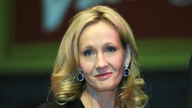 americateve | ARCHIVO - En esta foto de archivo del 27 de septiembre de 2012, la autora brit&aacute;nica J.K. Rowling posa para la foto en Londres. J.K. Rowling ha vuelto con una novela protagonizada por un escritor cuya pluma mordaz podr&iacute;a haber ocasionado un a