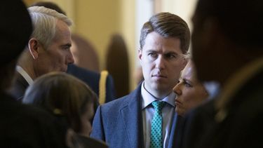 Foto de archivo del 5 de marzo del 2019 que muestra al senador Rob Portman, republicano por Ohio, a la izquierda, hablando con la secretaria de Seguridad Nacional Kirstjen Nielsen, a la derecha, y su director de personal Miles Taylor en el Congreso en Washington. (AP foto/Alex Brandon)