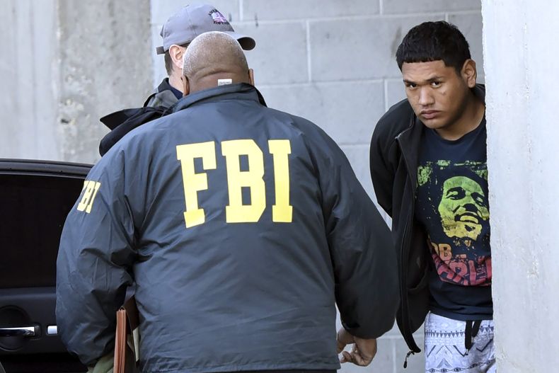 ARCHIVO - En esta fotografía del 2 de marzo de 2017, el miembro de la pandilla MS-13, Alexi Saenz, es escoltado por agentes del FBI en Central Islip, Nueva York, tras ser detenido. (James Carbone/Newsday via AP, Archivo)