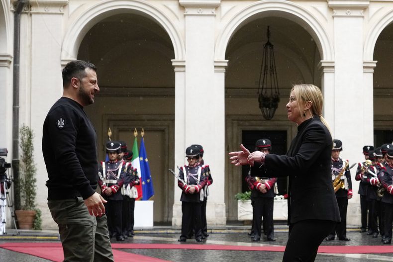 ARCHIVO - La primera ministra de Italia, Giorgia Meloni, a la derecha, recibe al presidente de Ucrania, Volodymyr Zelenskyy, en el palacio de Chigi, sede del gobierno, en Roma, el sábado 13 de mayo de 2023. Volodymyr Zelenskyy ha cruzado Europa con una larga lista de la compra. El presidente de Ucrania regresará a casa con muchas de las cosas que quería, pero no los cazas occidentales que buscaba para defenderse de los ataques aéreos rusos. (AP Foto/Alessandra Tarantino, Archivo)
