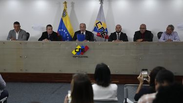 ARCHIVO - Pedro Enrique Calzadilla, presidente del Consejo Nacional Electoral, CNE, anuncia la dimisión de los miembros del consejo en Caracas, Venezuela, el jueves 15 de junio de 2023. Uno de los cinco directivo del CNE, Roberto Picón, anunció el lunes 18 de junio también su renuncia al cargo. (AP Foto/Ariana Cubillos, Archivo)
