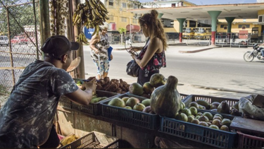la tarea ordenamiento tiene asfixiados a los cubanos: huevos a 300 pesos, mortadella a 800, una cabeza de ajo a 25