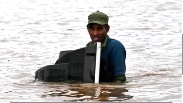 identifican al hombre del televisor que protagonizo la imagen mas viral del huracan melissa