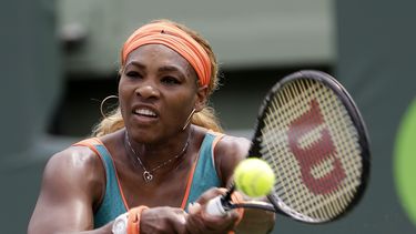 americateve | Serena Williams realiza una devoluci&oacute;n de rev&eacute;s a dos manos contra Li Na, de China, en la final del Masters de Miami, el s&aacute;bado 29 de marzo de 2014, en Key Biscayne, Florida. Williams gan&oacute; el torneo por s&eacute;ptima ocasi&oac