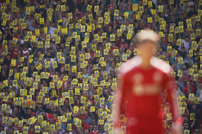 Hinchas de Liverpool protestan por el incremento de los precios de las entradas durante el partido de la Liga Premier contra Crystal Palace, el sábado 25 de abril de 2026. (AP Foto/Ian Hodgson)