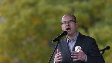 americateve | Bohuslav Sobotka, presidente del Partido Socialdem&oacute;crata, habla en un mitin en la ciudad de Brno, Rep&uacute;blica Checa, el jueves 24 de octubre del 2013, antes de los comicios generales del 25 y 26 de octubre. (Foto AP/Petr David Josek)