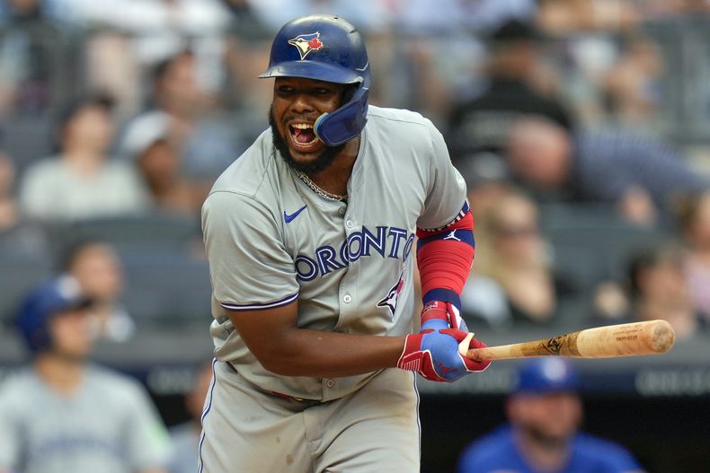 ARCHIVO - El dominicano Vladimir Guerrero Jr., de los Azulejos de Toronto, reacciona al conectar un elevado en el juego ante los Yankees de Nueva York, el domingo 4 de agosto de 2024 (AP Foto/Seth Wenig, archivo)