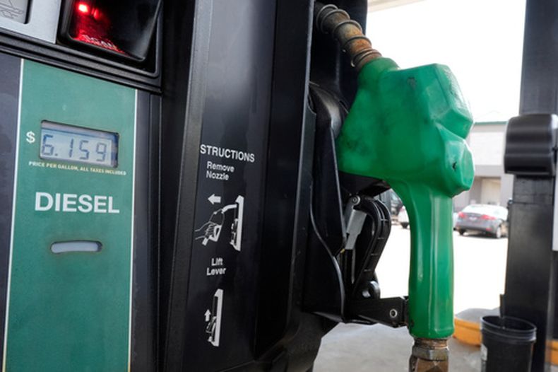 ARCHIVO – El precio del diésel en la bomba de una gasolinera el viernes 4 de septiembre de 2026 en Dickson, Tennessee. (AP Foto/George Walker IV, Archivo)