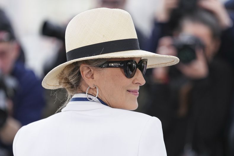 Meryl Streep posa durante una sesión de la Palma de Oro en la 77a edición del Festival de Cine de Cannes, en Francia el martes 14 de mayo de 2024. (Foto Scott A Garfitt/Invision/AP)