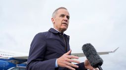 El primer ministro de Canadá, Mark Carney, habla con los medios de comunicación antes de abordar un avión del gobierno en Ottawa, el viernes 24 de octubre de 2025. (Adrian Wyld/The Canadian Press vía AP)
