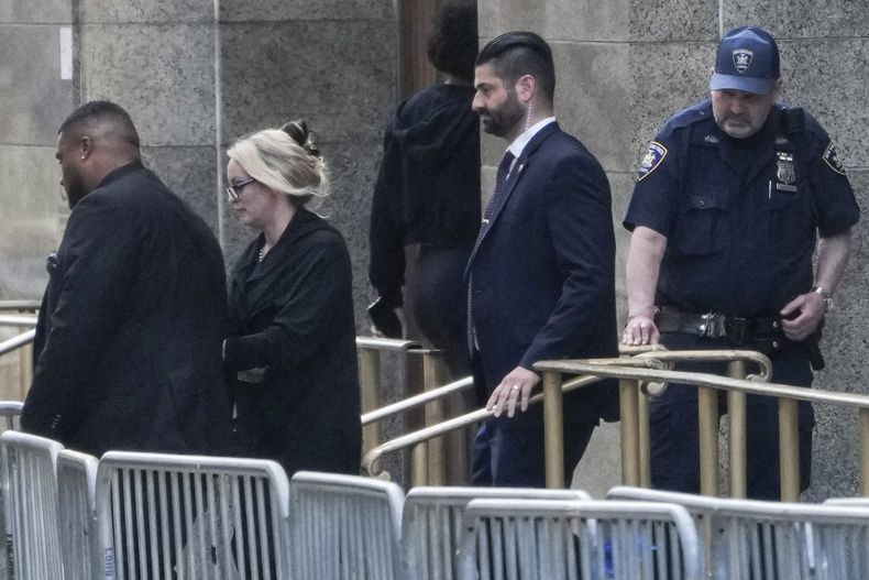 Stormy Daniels abandona un tribunal en Nueva York, el martes 7 de mayo de 2024. La actriz porno, cuyo nombre real es Stephanie Clifford, testificó en el juicio de Donald Trump donde está acusado de pagar para silenciar revelaciones perjudiciales y habló sobre su presunto encuentro sexual con el expresidente en 2006. (AP Foto/Seth Wenig)