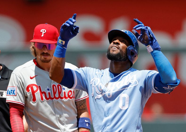 Starling Marte (0), de los Reales de Kansas City, reacciona cerca de Bryson Stott (5), segunda base de los Filis de Filadelfia, después de batea un doble productor durante la primera entrada del juego de béisbol de Grandes Ligas el lunes 6 de julio de 2026, en Kansas City, Missouri. (AP Foto/Colin E. Braley)