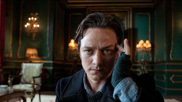 americateve | En esta imagen publicitaria distribuida por 20th Century Fox aparece el actor James McAvoy interpretando a Charles Xavier en una escena de la pel&iacute;cula "X-Men: First Class". (Foto AP/20th Century Fox, Murray Close)