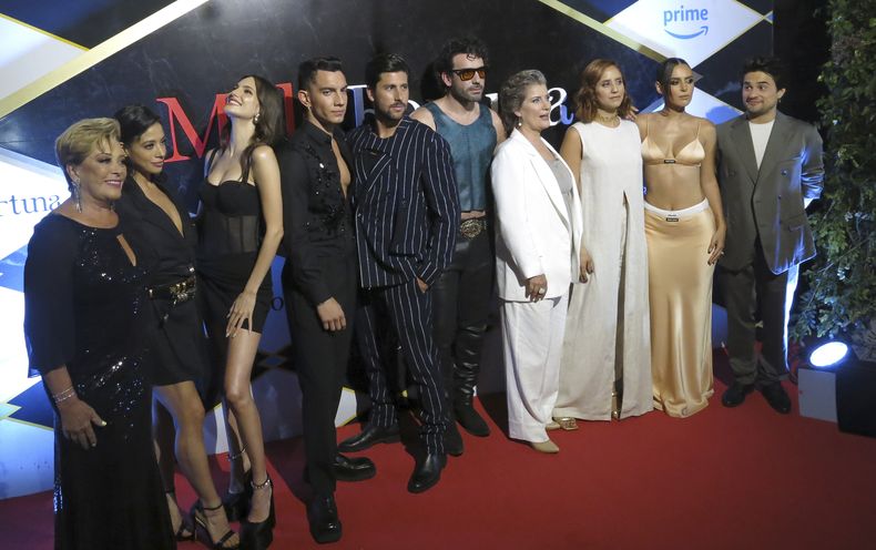 Los actrores, de izquierda a derecha, Sylvia Pasquel, Fátima Molina, Macarena Achaga, Jorge López, Diego Klein, Roberto Quijano, Lisa Owen, Adriana Montes de Oca, Camila Valero y Ricardo Polanco posan en la alfombra roja de la serie Mala fortuna en la Ciudad de México el miércoles 16 de agosto de 2023. (Foto AP/Berenice Bautista)