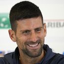 Novak Djokovic sonríe durante una conferencia de prensa en el Abierto de Italia, el jueves 11 de mayo de 2023, en Roma (AP Foto/Alessandra Tarantino)