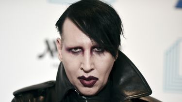 ARCHIVO - Marilyn Manson asiste al noveno concierto benéfico anual Home for the Holidays en Los Ángeles, el 10 de diciembre de 2019. Un abogado en New Hampshire presentó un aviso de intención de no impugnar los cargos contra Manson, quien está acusado de escupir y limpiarse la nariz sobre una camarógrafa en un concierto de 2019. Se espera que Manson, cuyo nombre legal es Brian Warner, no impugne solo uno de los delitos menores el jueves 20 de julio de 2023. (Foto Richard Shotwell/Invision/AP, archivo)