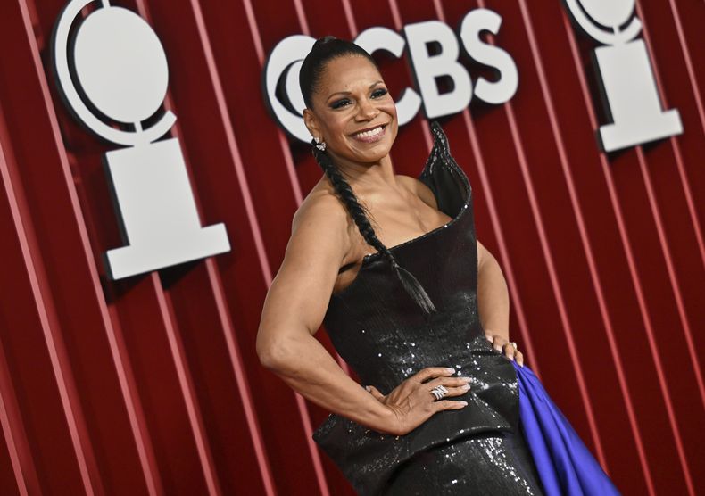 Audra McDonald llega a los 78os premios Tony el domingo 8 de junio de 2025, en el Radio City Music Hall de Nueva York. (Foto Evan Agostini/Invision/AP)