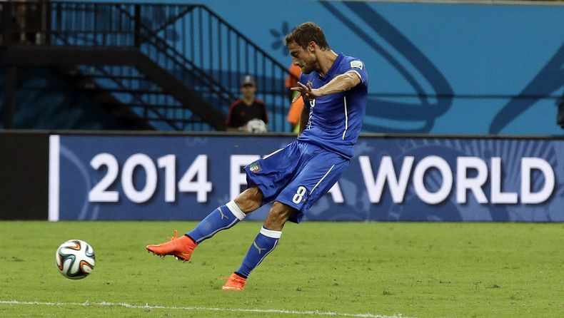 El jugador de Italia, Claudio Marchisio, anota un gol contra Inglaterra en el Mundial el s&aacute;bado, 14 de junio de 2014, en Manaos, Brasil. (AP Photo/Matt Dunham)