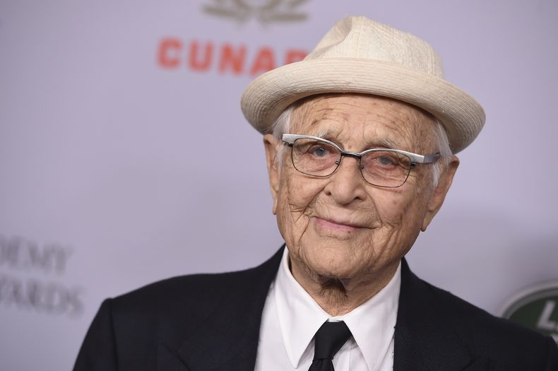 ARCHIVO - Norman Lear llega a los BAFTA Los Angeles Britannia Awards en el Hotel Beverly Hilton el viernes 25 de octubre de 2019, en Beverly Hills, California. Lear, el guionista, director y productor que revolucionó la televisión en horario estelar con All in the Family, The Jeffersons y Maude, falleció el martes 5 de diciembre de 2023. Tenía 101 años. (Foto Jordan Strauss/Invision/AP, archivo)