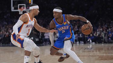 Josh Hart (3), de los Knicks de Nueva York, defiende a Shai Gilgeous-Alexander (2), del Thunder de Oklahoma City, durante la primera mitad del juego de baloncesto de la NBA, el viernes 10 de enero de 2025, en Nueva York. (AP Foto/Frank Franklin II)