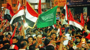 Yemenís ondean banderas del país y de Arabia Saudí para celebrar el 64to aniversario de la Revolución del 26 de Septiembre en Taiz, Yemen, el 25 de septiembre de 2026. (AP Foto/Abdulnasser Alseddik)