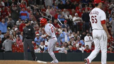 Mike Trout, de los Angelinos de Los Ángeles, recorre las bases tras conectar un jonrón solitario frente al mexicano Geovanny Gallegos, de los Cardenales de San Luis, el miércoles 3 de mayo de 2023 (AP Foto/Joe Puetz)
