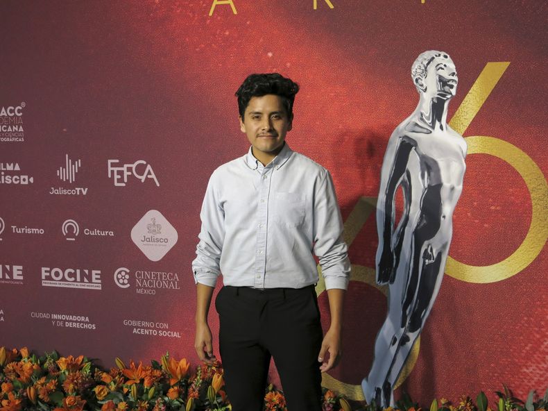 El actor Fernando Cuautle, de la película Heroico, posa al llegar al almuerzo de nominados de la 66a edición de los premios Ariel de la Academia Mexicana de Artes y Ciencias Cinematográficas en la Ciudad de México el 21 de agosto de 2024. (Foto AP/Berenice Bautista)