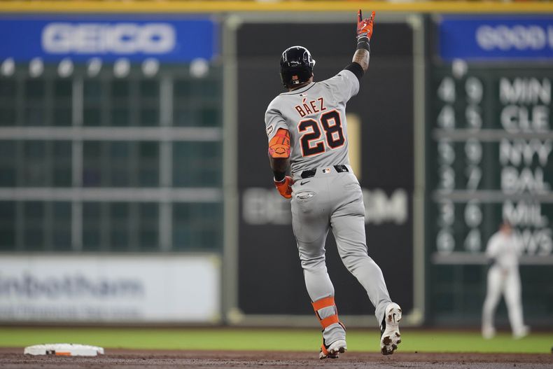 El puertorriqueño Javier Báez, de los Tigres de Detroit, recorre las bases luego de conectar un grand slam en la tercera entrada del juego del miércoles 30 de abril de 2025, ante los Astros de Houston (AP Foto/Ashley Landis)