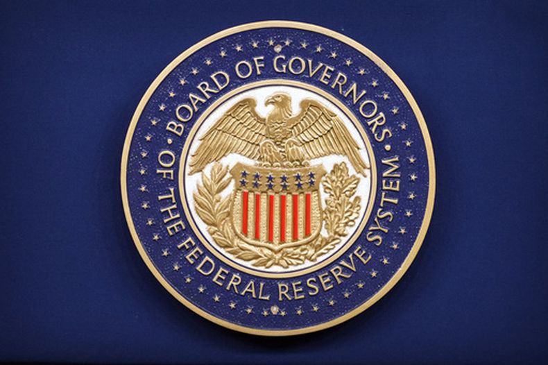 El logotipo de la Junta de Gobernadores de la Reserva Federal antes de una conferencia de prensa del presidente de la Junta, Kevin Warsh, en la sede del organismo en Washington, el miércoles 29 de julio de 2026. (AP Foto/Mark Schiefelbein)