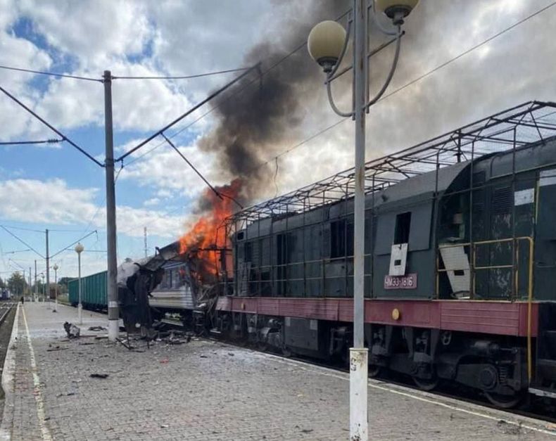 En esta foto proporcionada por la oficina de prensa de Ukrainian Railway, un tren de pasajeros está envuelto en llamas tras el ataque de Rusia con drones a una estación de tren en Shostka, región de Sumy, Ucrania, el sábado 4 de octubre de 2025. (Ferrocarril ucraniano vía AP)