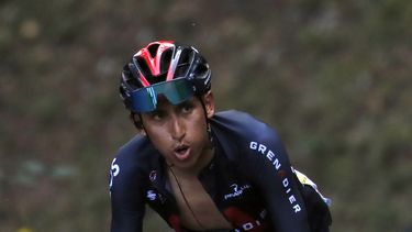 ARCHIVO - Egan Bernal asciende el Grand Colombier durante la 15ta etapa del Tour de Francia, el 13 de septiembre de 2020. (AP Foto/Christophe Ena)