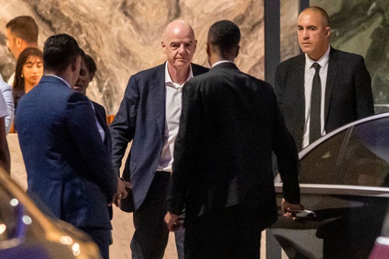 El presidente de la FIFA, Gianni Infantino, se retira tras asistir a un partido de fútbol de la Copa Africana de Naciones Femenina 2026 entre Malaui y Zambia, en Rabat, Marruecos, el miércoles 5 de agosto de 2026. (Foto AP)