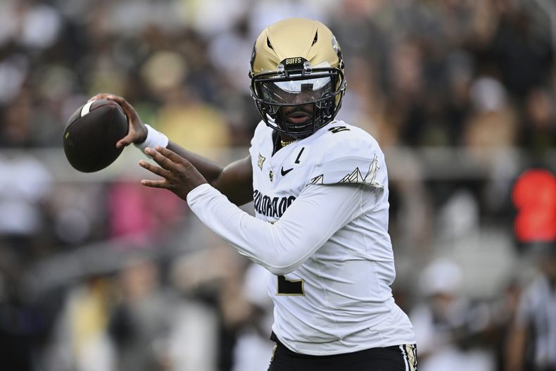 ARCHIVO - Foto del sábado 28 de septiembre del 2024, el quarterback de Colorado Shedeur Sanders lanzando un pase ante la Universidad Central de Florida. (AP Foto/Phelan M. Ebenhack)