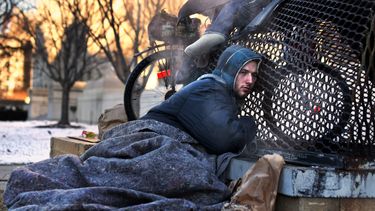 Joven vuelve con familia gracias a foto de la AP